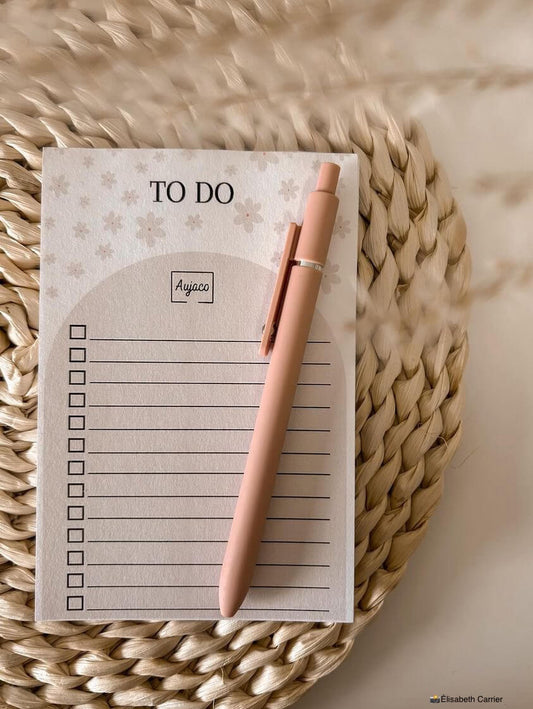 alt="To-do list avec design de fleurs beiges sur fond blanc et arche beige, dimensions 4 x 6 pouces, papier cartonné épais, 40 pages"